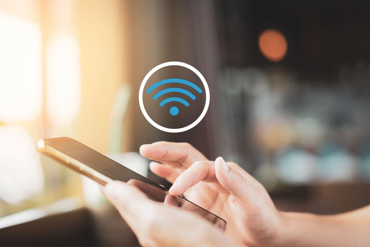 Смартфон подключается к домашней сети Wi‑Fi